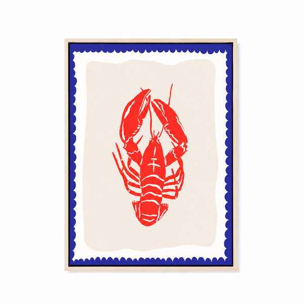 Cuadro decorativo de langosta roja sobre fondo neutro con marco de madera clara y borde azul estilo mediterráneo.