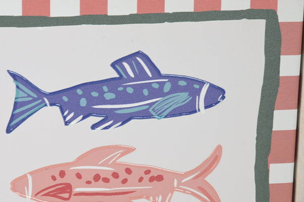 Detalle de ilustración de peces de colores sobre lienzo decorativo inspirado en el mar.