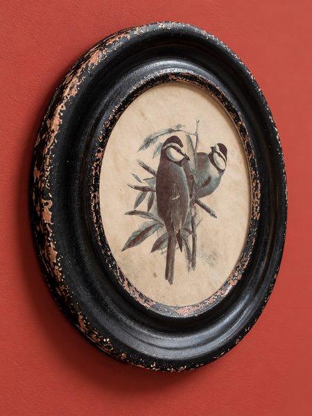 Detalle del cuadro redondo con ilustración de dos carboneros y marco negro envejecido.