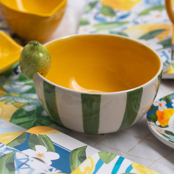 Bol con lima sobre mesa veraniega de estilo mediterráneo