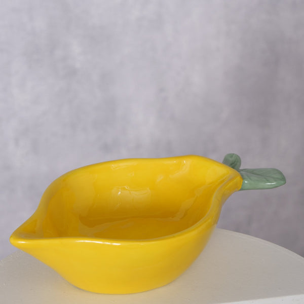 cuenco amarillo con forma de limón sobre fondo gris claro