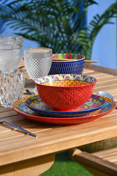 mesa de verano con vajilla colorida y bol de cerámica rojo decorado – Brocantia tienda de objetos singulares