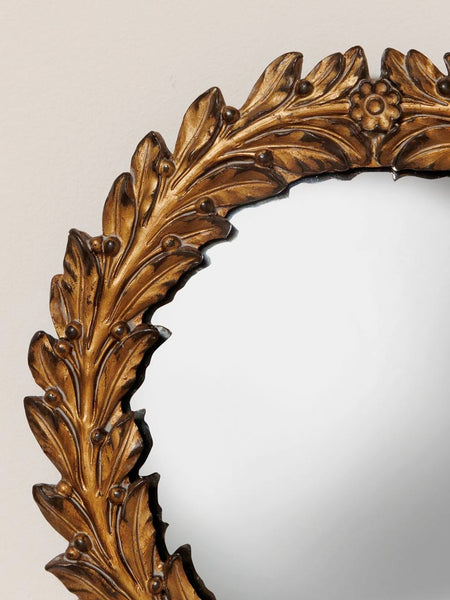 Detalle de marco decorativo con hojas en relieve