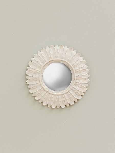 Detalle de espejo pequeño con marco floral desgastado