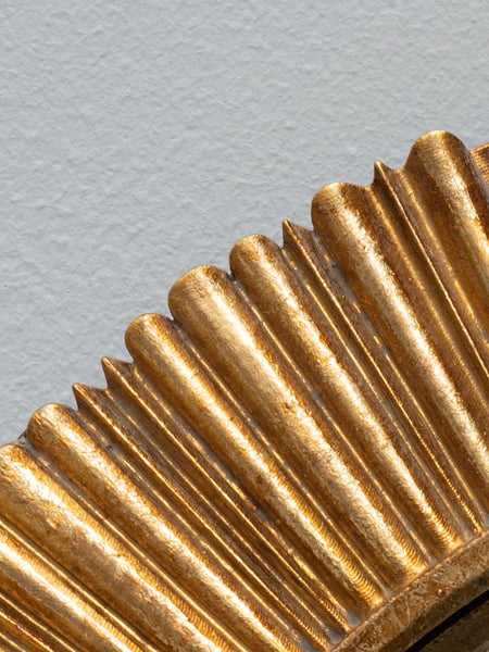 detalle de espejo ondulado dorado artesanal