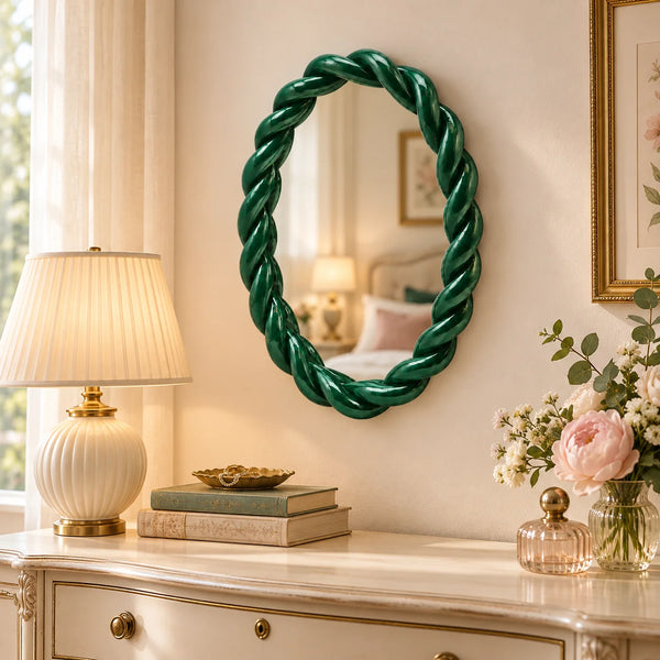 Espejo Ondas Ovalado Verde sobre cómoda clara en dormitorio de estilo elegante y vintage.