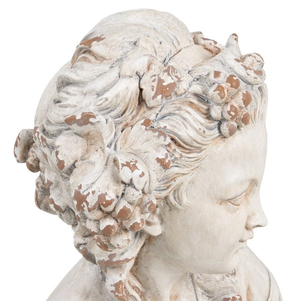 Vista lateral de cabello y tocado en escultura de busto clásico envejecido.