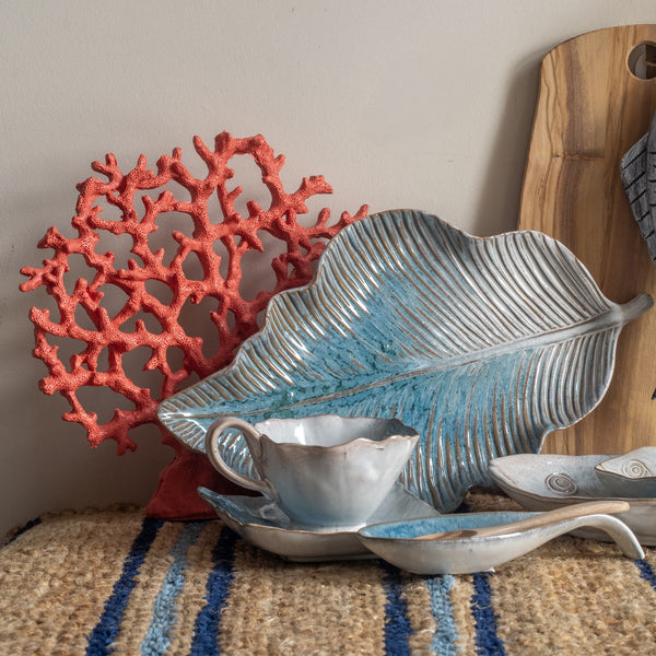 Coral decorativo rojo sobre aparador