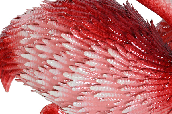 Vista cercana del plumaje texturizado en tonos rosados del flamenco rosa de metal - Brocantia