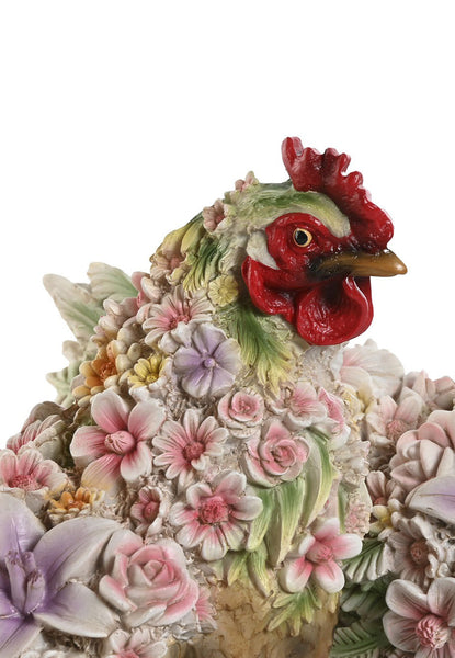 Primer plano de cabeza de gallina con decoración floral