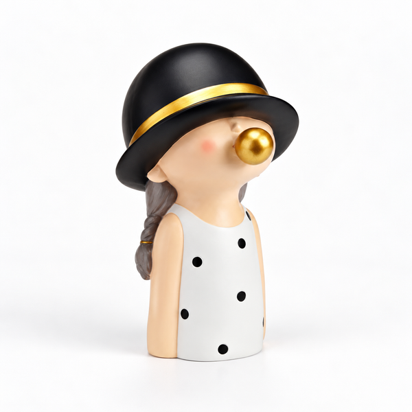 Detalle de figura niña chicle con sombrero negro, trenza gris y vestido blanco con lunares negros.