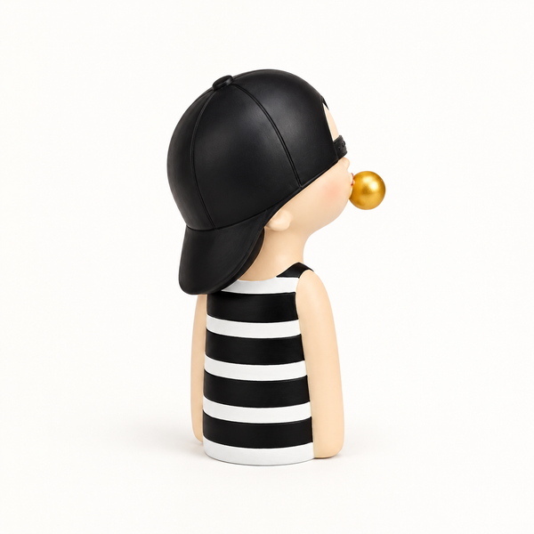 Vista lateral de figura niño chicle con gorra negra hacia atrás y camiseta de rayas.