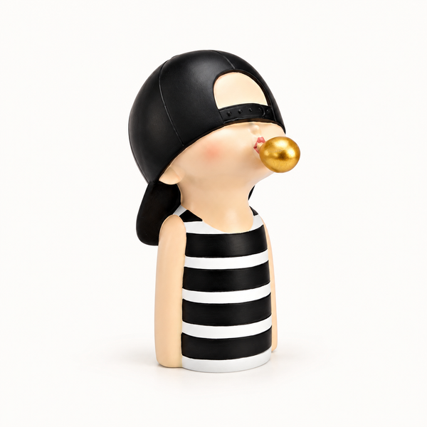 Vista de tres cuartos de figura de niño con gorra negra y gran burbuja de chicle dorada.