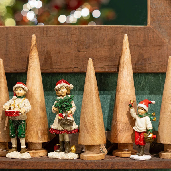 decoración navideña artesanal niño con abrigo blanco y gorro rojo