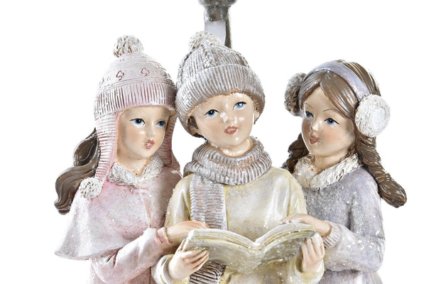 Detalle de niñas con gorros y bufandas cantando en Navidad