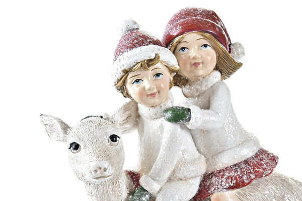 Detalle de niños con gorros de Navidad sobre reno