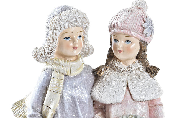 decoración navideña de niñas con gorros y bufandas