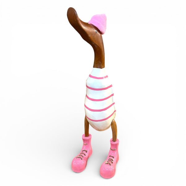 Figura artesanal de pato con rayas rosas y botas