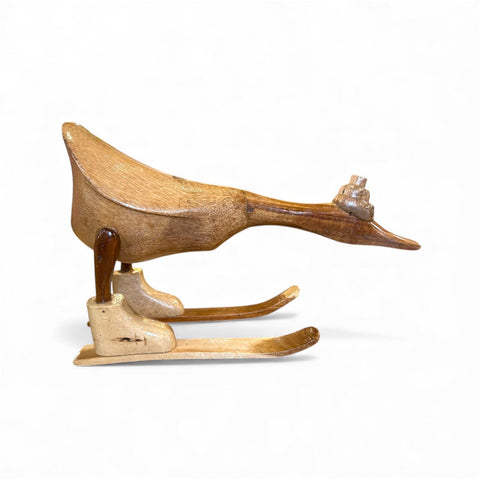 Escultura de pato esquiador de madera artesanal
