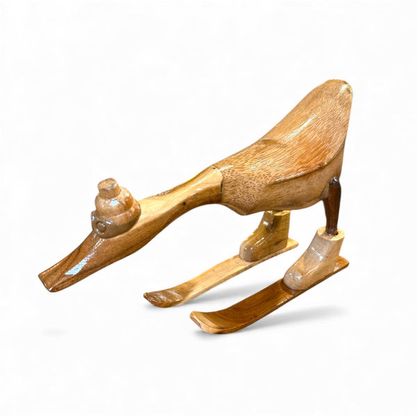 Detalle de pato de madera esquiando – decoración rústica
