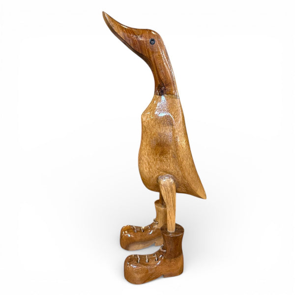 Figura rústica de pato de madera tallado por artesanos en Indonesia