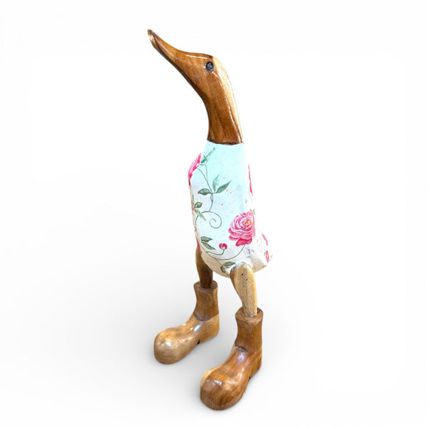 Detalle lateral de pato decorativo con estampado floral