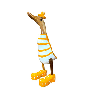 Pato decorativo de madera con botas naranjas y sombrero, artesanía indonesia en teca reciclada
