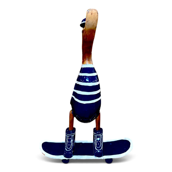 Pato decorativo marinero de madera sobre monopatín visto de frente