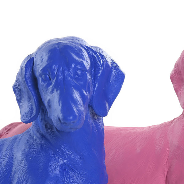 Detalle del rostro de perro salchicha azul con otra figura rosa de fondo