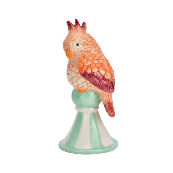 Figurita Loro Rosa de cerámica con plumaje coral y granate sobre pedestal verde menta y blanco.