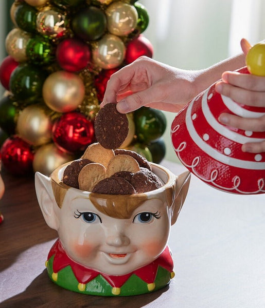 galletero de elfo decorativo en estantería blanca