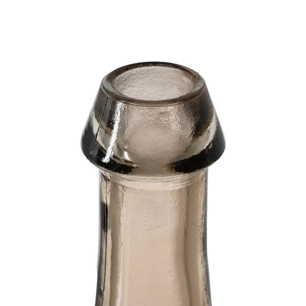 detalle de cuello en botella de vidrio artesanal