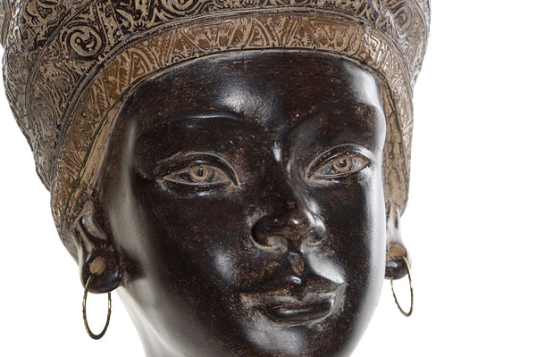 Primer plano del rostro del jarrón escultórico de resina con detalles artesanales.