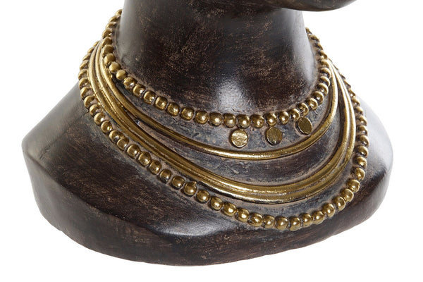 Detalle de los collares dorados del jarrón decorativo con busto femenino.