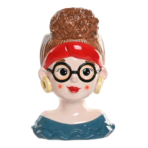 Jarrón de cerámica con forma de mujer y pañuelo rojo decorativo.