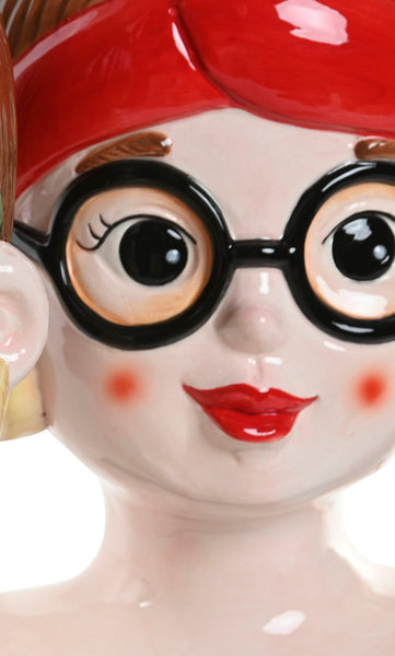 Detalle de rostro de jarrón femenino de cerámica con gafas retro.
