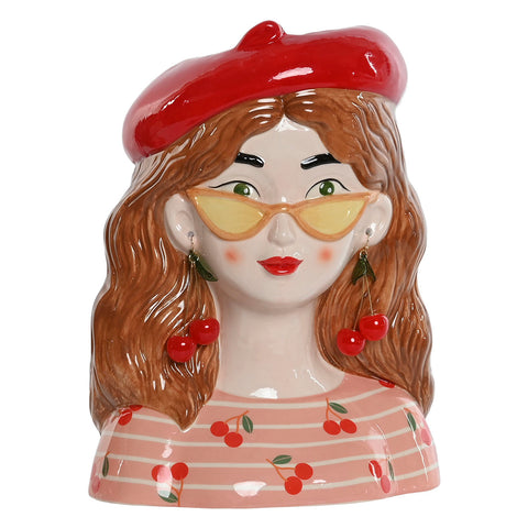 Jarrón cabeza chica con pendientes de cerezas y boina roja – Brocantia decoración única y original.