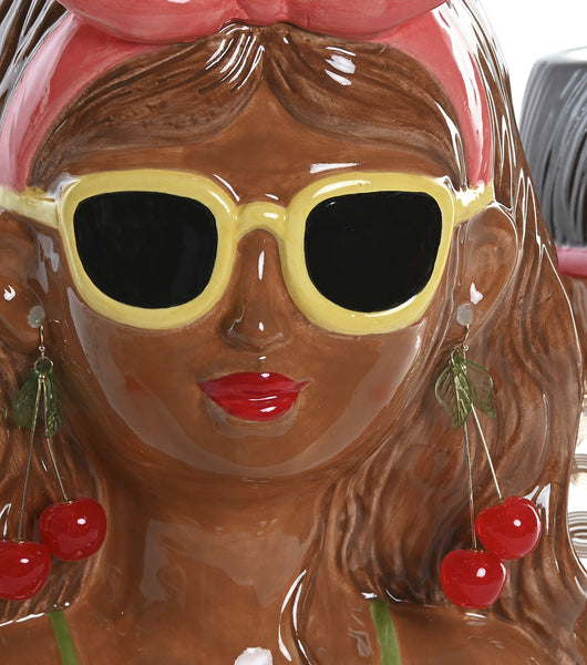Detalle gafas y pendientes cereza en busto cerámico decorativo