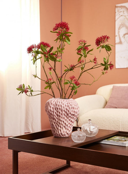 jarrón cerámica rosa, jarrón en forma de fresa, jarrón decorativo original, jarrón rosa para flores, decoración con jarrones, jarrón moderno rosa, jarrón cerámica texturizado, jarrón dulce y divertido