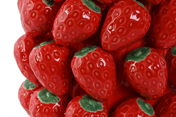 Fresas de cerámica en relieve con textura brillante en jarrón decorativo hecho a mano