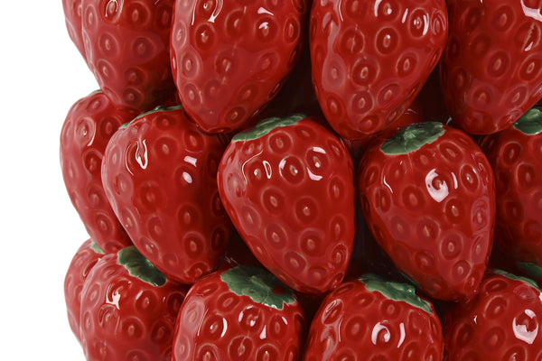 Detalle en primer plano de fresas cerámicas con acabado brillante sobre jarrón decorativo hecho a mano