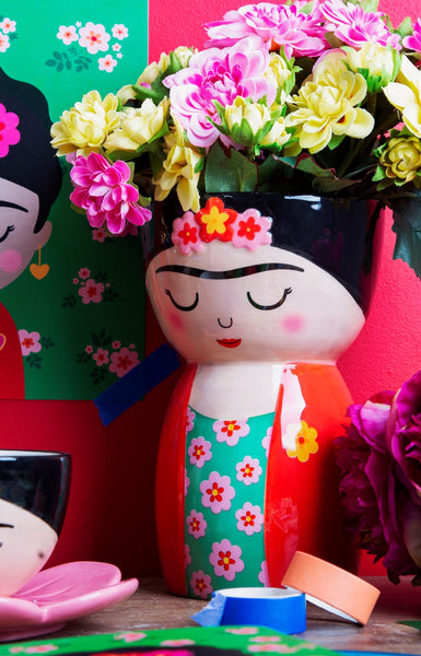 Jarrón Frida Kahlo en ambiente colorido con flores artificiales – Tienda Brocantia objetos singulares
