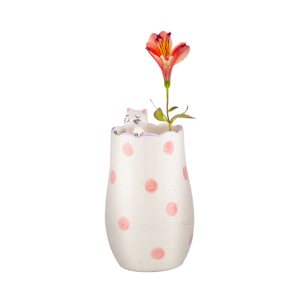 Jarrón de porcelana con gatito y una flor de tallo largo.