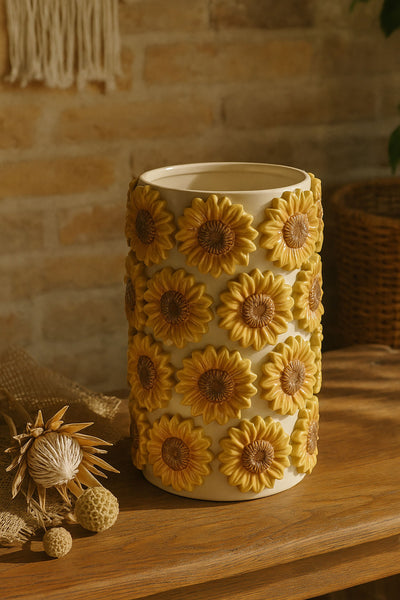 Jarrón de cerámica con decoración de girasoles visto desde arriba