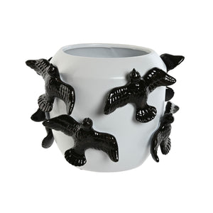 jarrón decorativo bajo de cerámica blanca con golondrinas negras en relieve – vista frontal