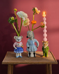 jarrón decorativo koala con flores, junto a figuras de zebra y tigre – diseño artístico de Nathalie Lété – Brocantia
