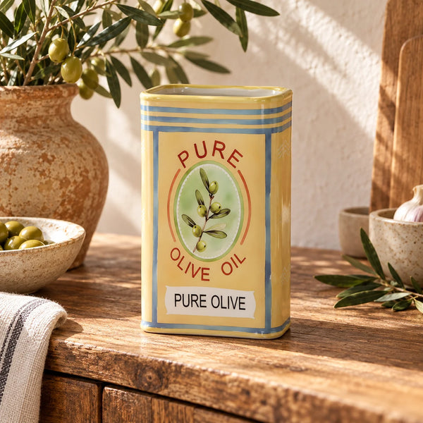 Jarrón decorativo amarillo Pure Olive Oil sobre mueble de madera en cocina de estilo mediterráneo.
