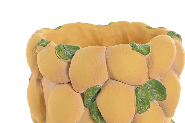 Detalle de limones amarillos y hojas verdes en relieve del jarrón de cemento