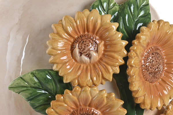 Detalle de los girasoles y hojas en relieve del jarrón decorativo de cerámica