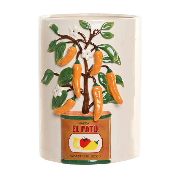 Jarrón de cerámica con relieve de planta de chiles inspirado en la salsa El Pato.